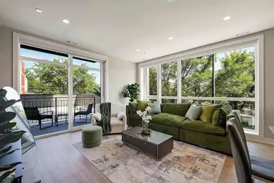 Image de Tri-Taylor 2bd 2ba Designer Condo with Parking