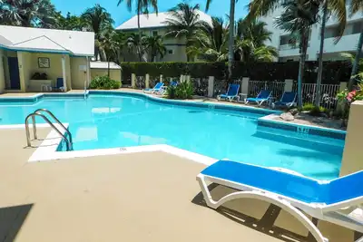 Image de Hello Sunshine! Beachfront 2br 2ba condo Retreat Rum Point w/ Gym, Tennis, &WiFi