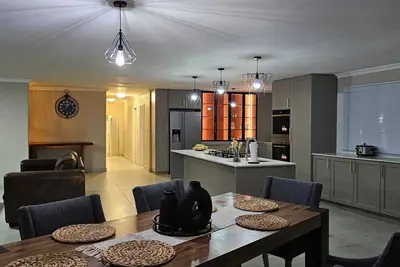 Image de Outerspaces Farmhouse Retreat