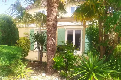 Image de Une maison fraiche pour l'été, au calme, dans un jardin fleuri, détente assurée.