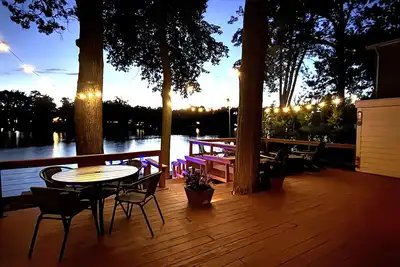 Lakeshore Cottage: Fish, Kayak, Relax, Sunset Deck