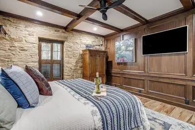 Image de Peaceful bed & breakfast steps from the downtown square, minutes from the Lake!