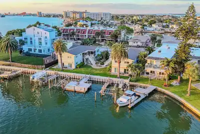 Image de Exceptional Location and Lifestyle - Waterfront 2br/1. 5ba Island Estates Condo