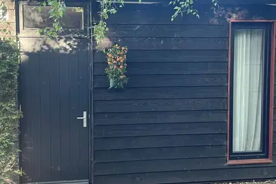 Image de 5 Minutes from IJsselmeer. 6 persons Chalet with large private garden near water