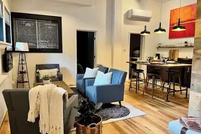 Image de Revitalized Firehouse Retreat in Downtown Shelburne Falls. Walk to Everything!