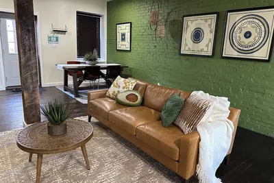 Image de Cozy Carriage House with WiFi, Ac & free garage parking near downtown St. Louis