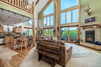 Image de Rocky Mountain log chalet close to national forest and gold metal fishing.