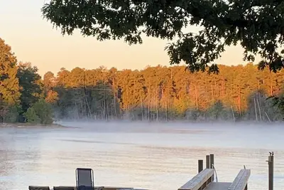 Image de Luxurious Lakefront retreat with own private dock.