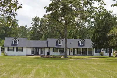 Image de Gorgeous 10 Acre Farmhouse + Lake Conroe Area + Private Pond
