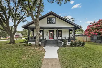 Image de Historic 1915 Home, 1 Mile from At&T Stadium, with 5 bedrooms & Private Backyard