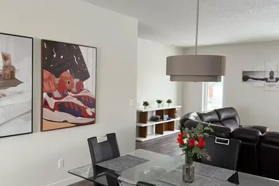 Image de Modern & Spacious Home Near Fish Creek Park + Lrt.