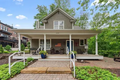 Image de Historical/Rustic home built in 1900s. Nestled just 300yrds form Lake Minnetonka