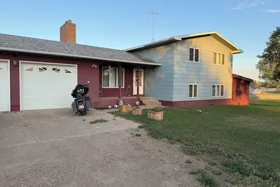 Image de 3-bedroom house near stampede grounds, close to river 2 acres