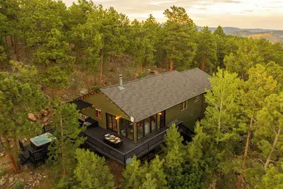 Image de Bailey Treetop Retreat: Spacious, Hot Tub, Pool Table, Yoga, Family, Views