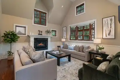 Image de Updated Spacious Home Ac Walk to Town!