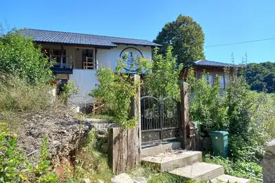 Image de Bosnian house next to the Una river, with a view of the old Ostrovica fortress