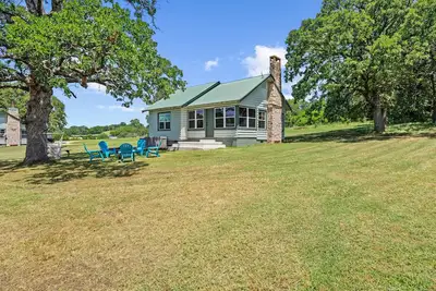 Image de Cedar Nest- Lakefront Cabin retreat with a Jacuzzi in Texoma Shores Resort