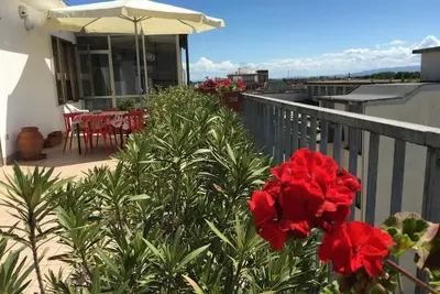 Image de 🇮🇹 Central Penthouse with Panoramic Terrace – Walk to Pisa Station & City cent