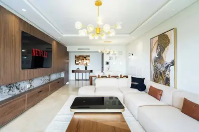 Image de Confort Raffiné – Piscine, Gym & Garderie