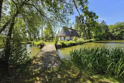 Image de Chaumière entre rivière & champs, piscine privée, La chaumière sur l'île