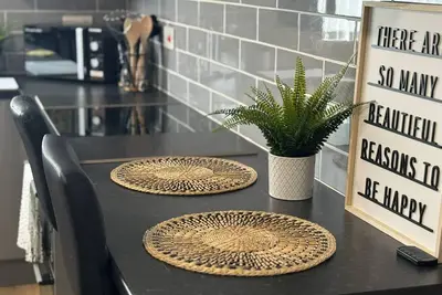 Image de 4 Bedroom Flat - Sleeps 5 - Free Parking & Wifi - Warwickshire