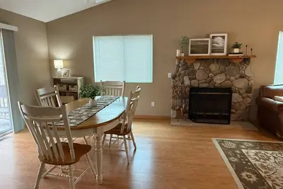 Image de 3-bedroom house nestled among the trees with Ac, WiFi. Peaceful & relaxing!