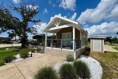 Image de Charming Tiny Home Getaway | Pool & Hot Tub