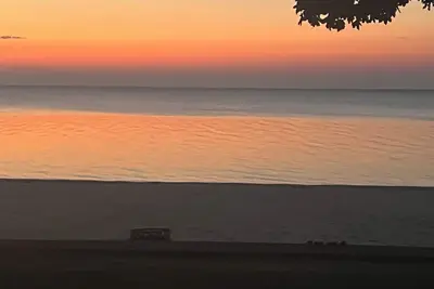 Image de Chic cottage in Tawas City with stunning views