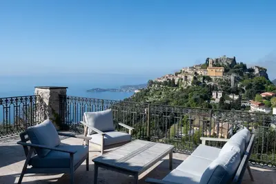 Image de Villa en pierres face à Èze Village