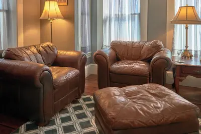 Image de Open concept. In-town Auburn apartment