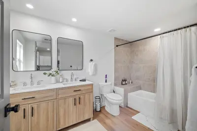 Image de All New! Close to the interstate and downtown.