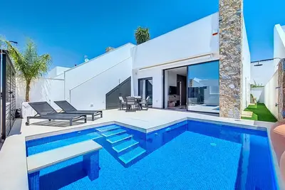 Image de Villa avec piscine privée et terrasse sur le toit