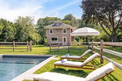 Image de Newly Renovated, Stylish Peconic Retreat with Private Pool, Lush Grounds, . . .