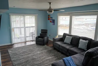 Image de 2nd Floor Lakeview 2-Bedroom Condo in Geneva U3