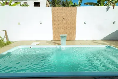 Image de Casa pet-friendly com piscina de frente para o mar