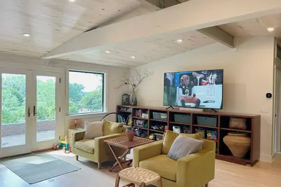 Image de Centrally Located Bright Family Home with Peaceful Natural Views and Central A/C