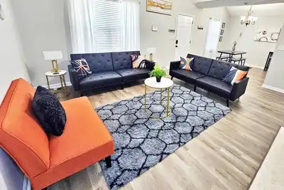 Image de King Suite |Bbq Grill |Near Rafb |4 Tvs| Workspace