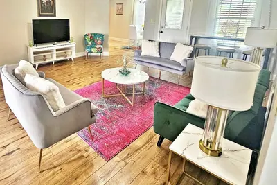 Image de Tv in all Rooms| King Suite|Workspace| Near Rafb