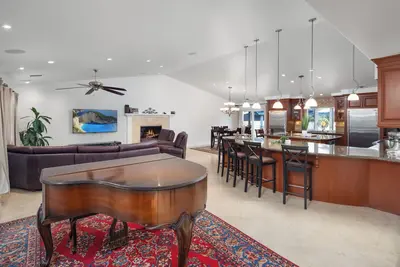 Image de Oc Getaway 6 Miles to Disneyland 5 Bedroom 3 bath with a Pool