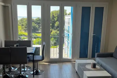 Image de Appartement lumineux Vue sur l'Etang– Refait à neuf, proche aéroport (6 pers. )