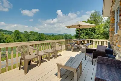 Image de Hike + Explore: Mountain-View Escape in Candler