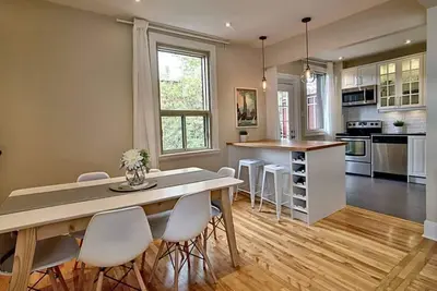 Image de Chic 2bd Condo ★ 10/10 Walkscore ★ Free Parking ★