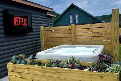 Image de Dream Maker Log Cabin|Sauna + Hot Tub + Pickleball