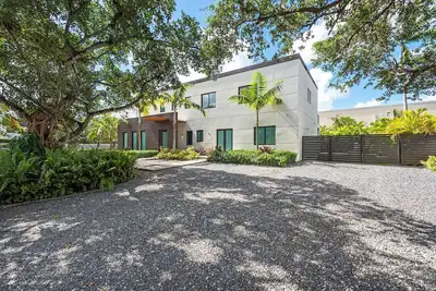 Image de 10br Spacious Central Miami Villa, Sleeps 20, 70' Tv, Pool, Games + Backyard