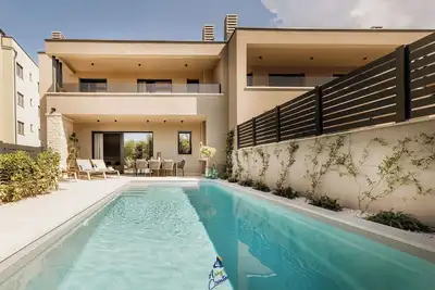 Image de Villa moderne et confortable pour 6 personnes, avec piscine d'eau salée et à proximité des plages