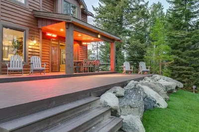 Image de Lakeside Retreat · Lake Front Paradise Cabin with Private Boat Dock