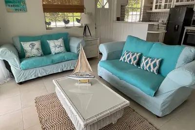 Image de Coral Cove Retreat luxury 2 bedroom apartment with pool, 400m from Mullins Beach