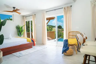 Image de Affordable luxury, with runway views and tropical breeze.