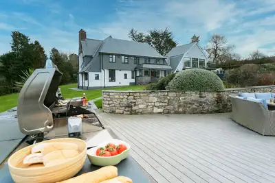 Image de Gwynaeth Gwyn -  a hot tub that sleeps 16 guests  in 8 bedrooms