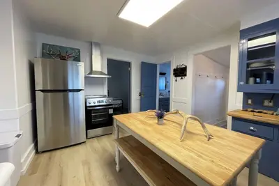 Image de Fun & Charming 3-bed, 2-bath house with WiFi, Ac and deck in delightful McGill